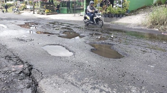 Warga keluhkan Jalan Lintas Suro Lembak Rusak Parah