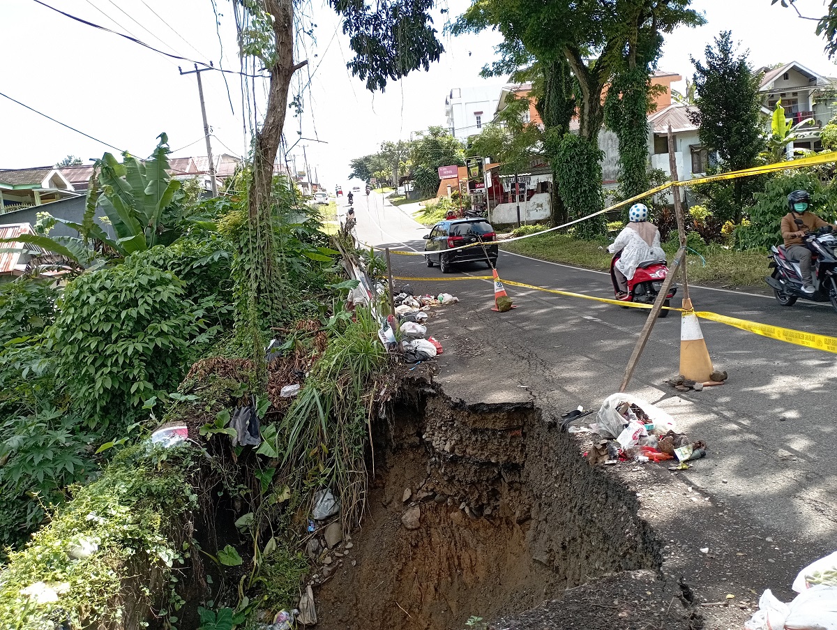  Waspada Jalan Ini Tergerus Longsor! 