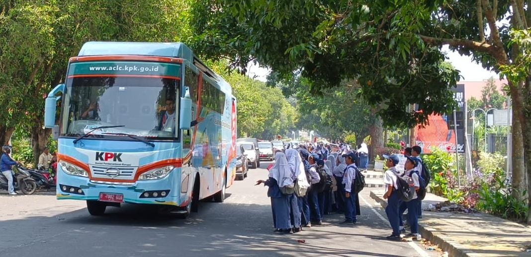 Roadshow Bus KPK Disambut Antusias, Pelajar Bersorak dan Kibarkan Bendera