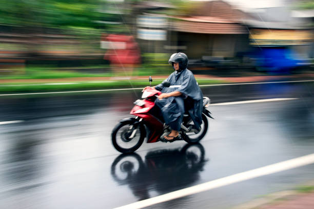 Cara Ngerem Motor Saat Hujan Agar Tidak Tergelincir