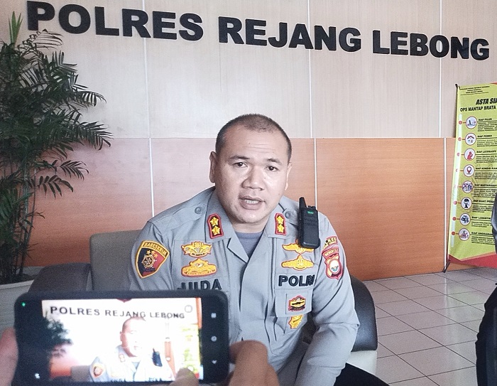 Pelaku Penganiayaan Guru Masih Buron, Polisi Korek Keterangan Anak Pelaku