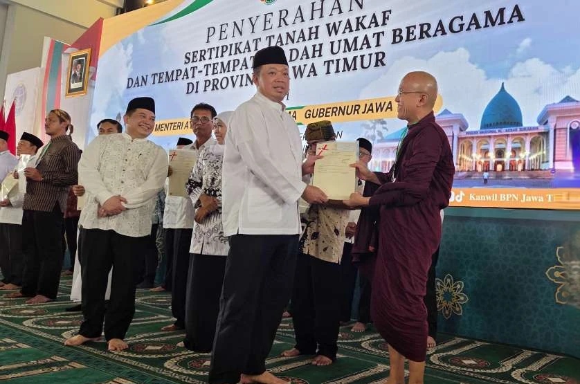 Menteri ATR/BPN Serahkan 2.532 Sertipikat Tanah Wakaf di Jatim