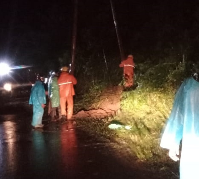 Tiang Listrik Roboh, Sempat Bikin Macet Jalan Curup-Lebong