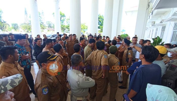 Puluhan Kades di Kepahiang Bergerombol Demo Kantor Bupati, Ini Alasannya..