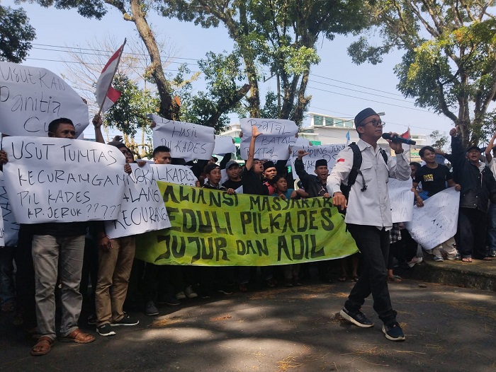 Datangi Kantor Bupati RL, Warga Demo Tolak Hasil Pilkades