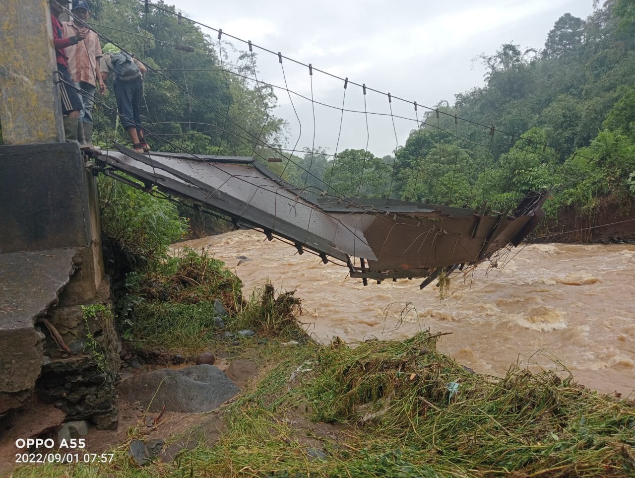 Warga Dua Desa minta Pemdes  Bangun Jembatan 