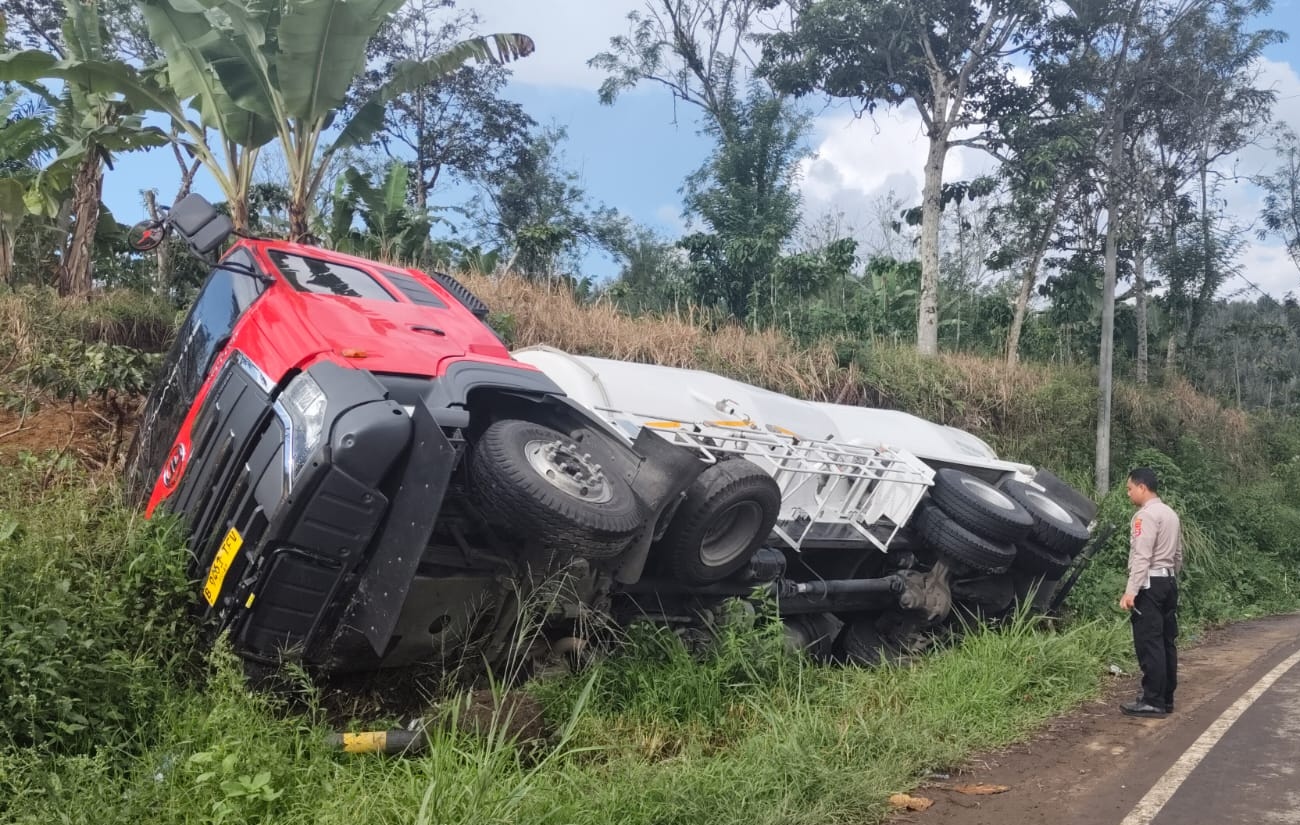 Out Kontrol, Mobil Tangki Semen Curah Terguling di Air Meles Atas