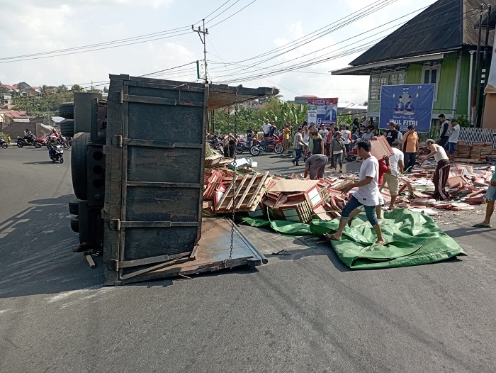 Truk Muatan Keramik Terguling  Sopir Diduga Lalai