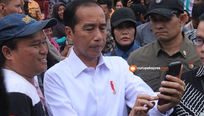 Momen Jokowi Ajak Selfie Pedagang di Pasar Kepahiang