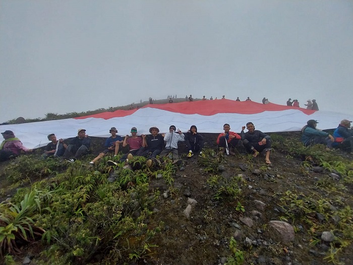 1000 Pendaki Ikuti Upacara HUT KemRI di Bukit Kaba, Pokdarwis: Total Pendaki 2.500 Orang. 