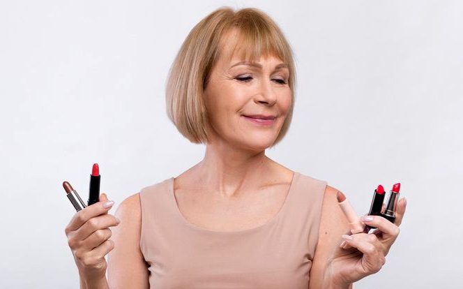 Trik Memilih Warna Lipstik yang Tepat di Usia 40-an