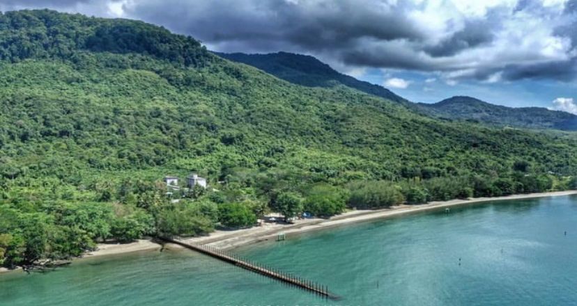 Hijaunya Air Laut Pantai Gedambaan Kalimantan Selatan