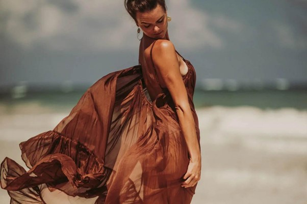Hobi Mantai, Yuk Cek Bahan Dress yang Nyaman untuk Ke Pantai