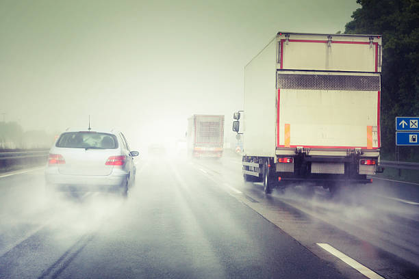 Cara Aman Berkendara di Jalan Tol Saat Hujan Deras