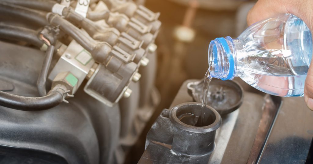 Dampak Mengisi Radiator dengan Air Minum Berkemasan