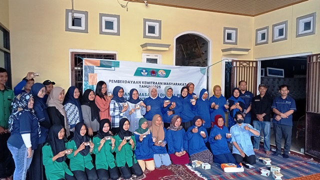  Tim PKM Dosen Prodi TPTU AKREL Sukses Gelar Pembuatan Telur Asin 