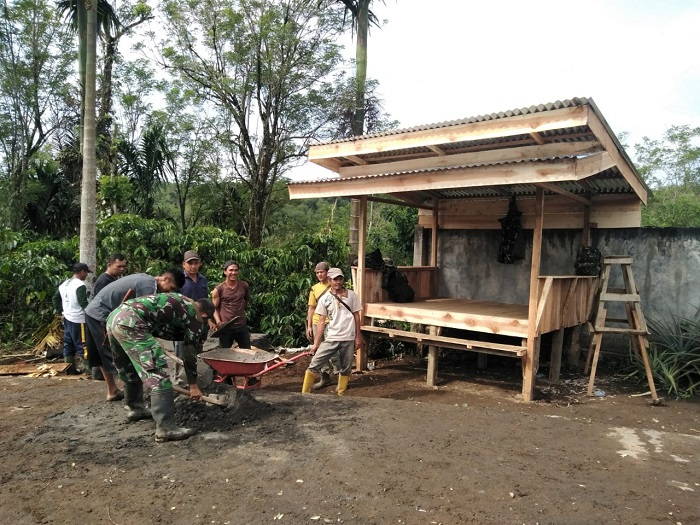 Bersama Masyarakat, Satgas TMMD Bangun Poskamling