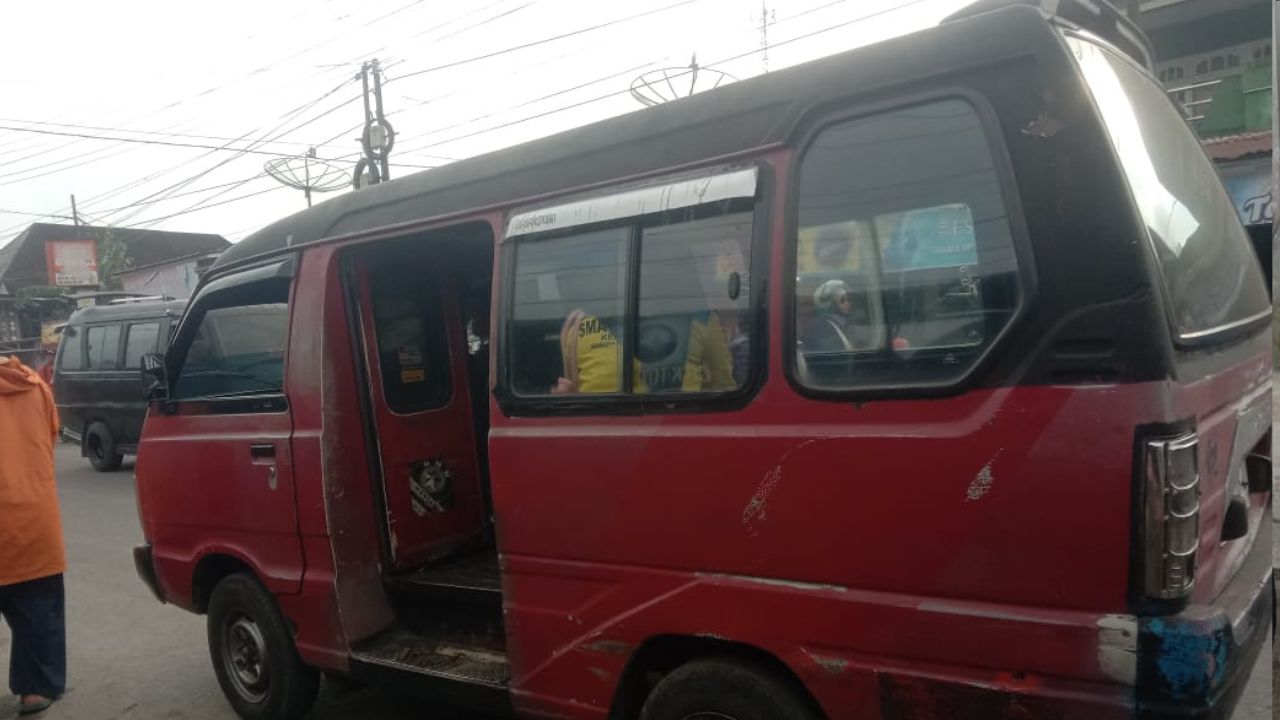 Hati - Hati! Ini Tips Naik Angkot agar Aman dari Copet yang Harus Kamu Ketahui 