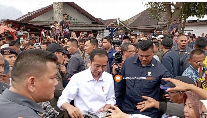Kunjungi Pasar Kepahiang, Presiden Jokowi Bagikan Kaos ke Pedagang