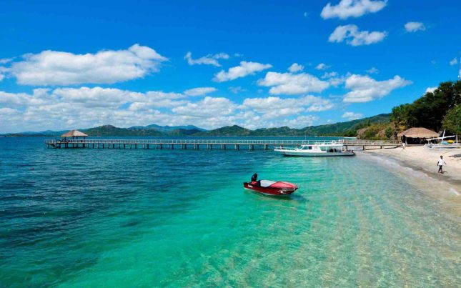 Pantai Indah Dikelilingi Oleh Perbukitan Hijau