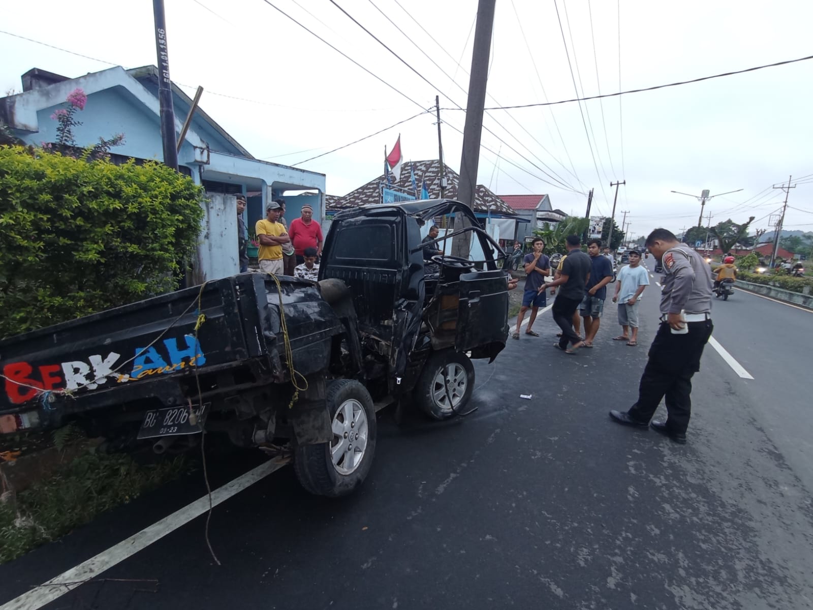 Hantam Tiang Listrik, Mobil Pick Up Terbelah Dua di Kepahiang