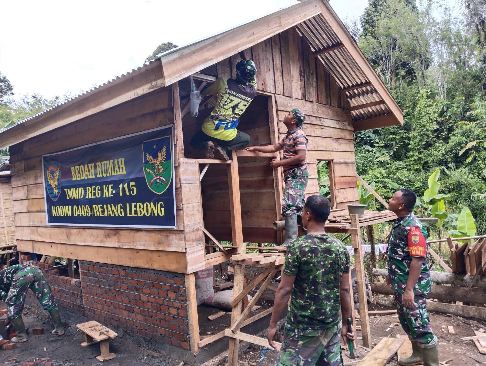 Tak Layak lagi Dibedah, Satgas TMMD Kodim 0409/RL Bangun Baru Rumah Warga