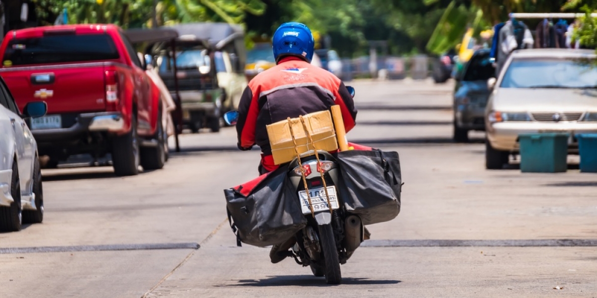 Tips Aman Membawa Barang Saat Naik Motor