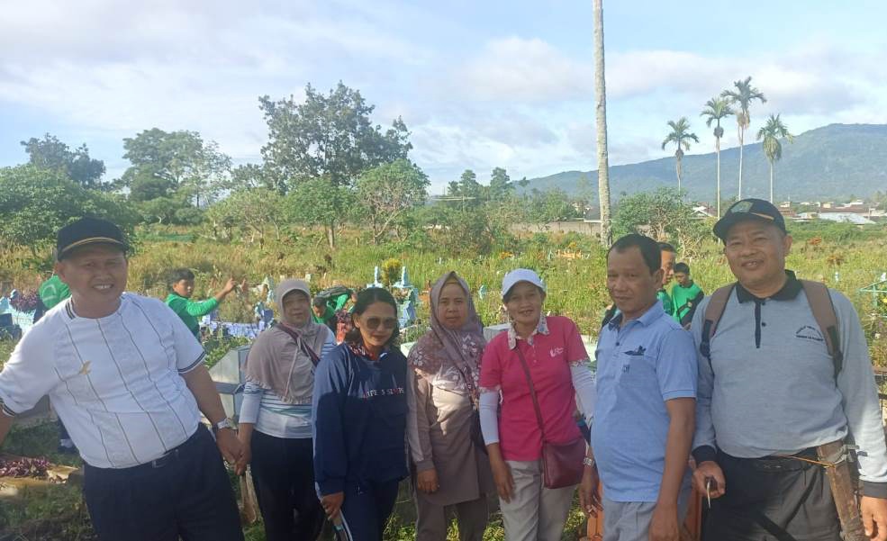 Momen HAB, Kemenag Gotong Royong Bersihkan TPU