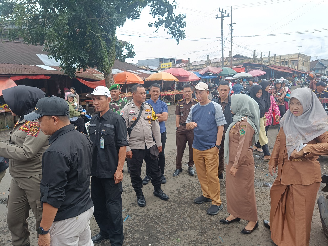 Masih Membandel, Tim Lintor Tertibkan Pedagang Pasar Atas