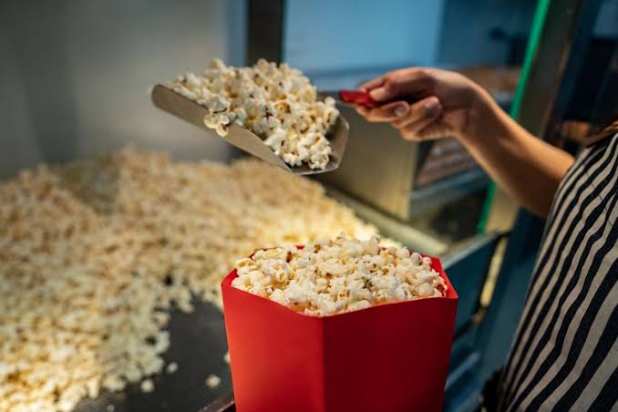 Kenapa Popcorn Jadi Pilihan Favorit di Bioskop, Bukan Bakso atau Burger?