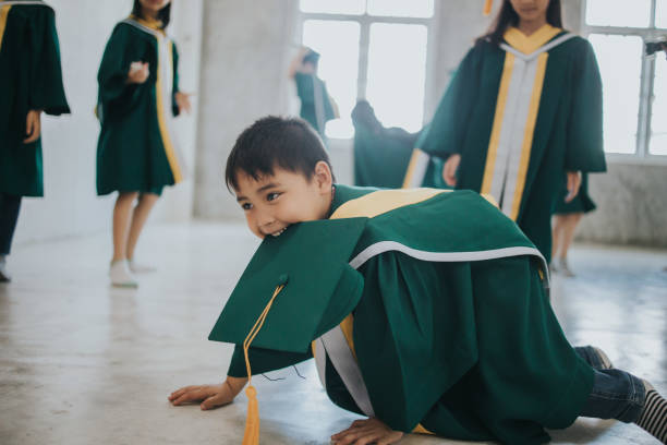 Inilah Penyebab Anak Suka Menggigit Pakaian