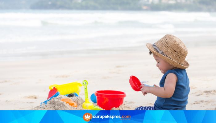 Selain Seru, Bermain Bersama Anak dipantai Juga Bermanfaat Loh. Simak Manfaatnya Berikut Ini