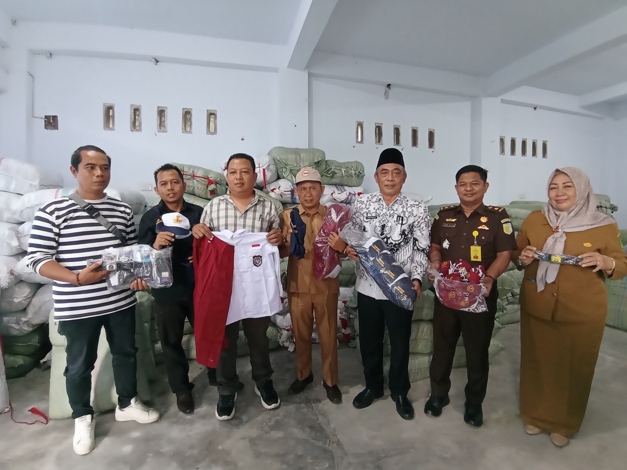 Penyaluran 9.273 Setel Seragam Gratis Rampung