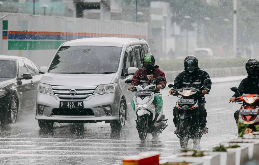 Waspada Angin Kencang, Hujan, dan Banjir, Ini 10 Tips Aman Sebelum Liburan dengan Jalur Darat!