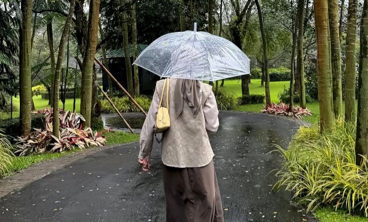  Anti Gagal OOTD di Musim Hujan, Ini Tips Sat-Set Biar Tetap Kece !