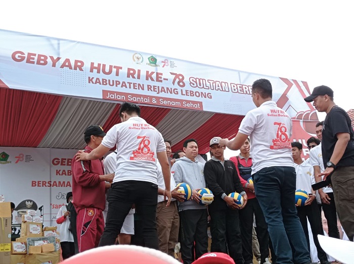  Dukung Semangat Olahraga Masyarakat Rejang Lebong, Sultan Bachtiar Najamudin Berikan Bantuan Bola