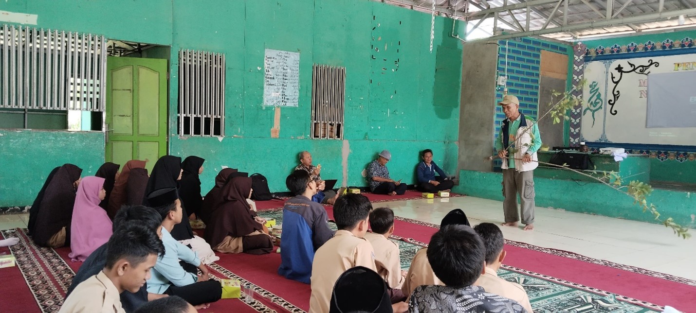 Dosen Faperta UNIB Memperkenalkan Teknik Cangkok dan Stek Tanaman Buah-buahan Agar Berbuah Lebat