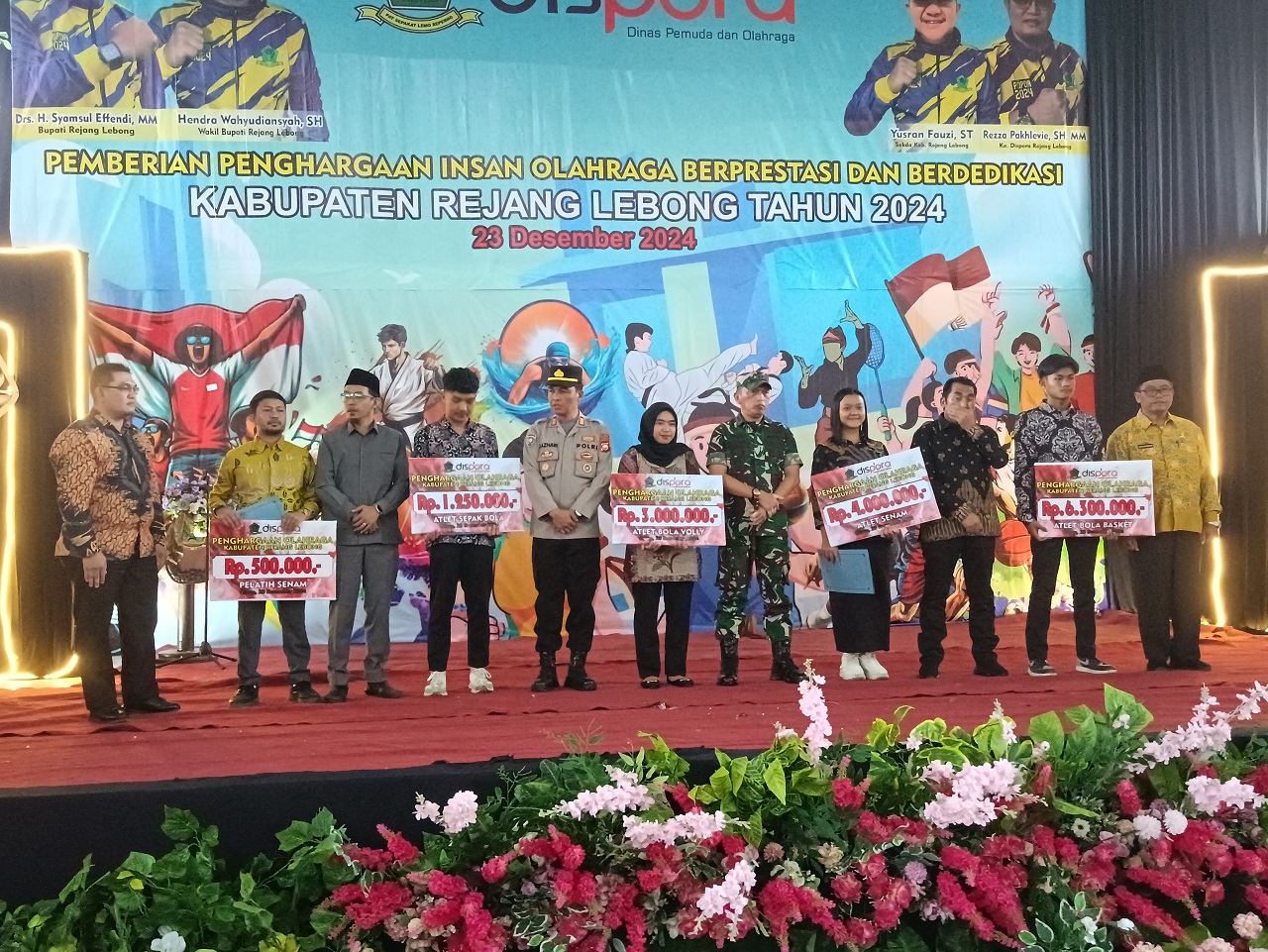  Pemkab RL Serahkan Reward Ratusan Insan Olahraga Berprestasi