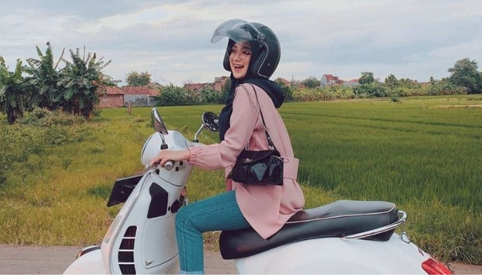 Riding in Style: Tips Mengkombinasikan Helm dengan OOTD Wanita