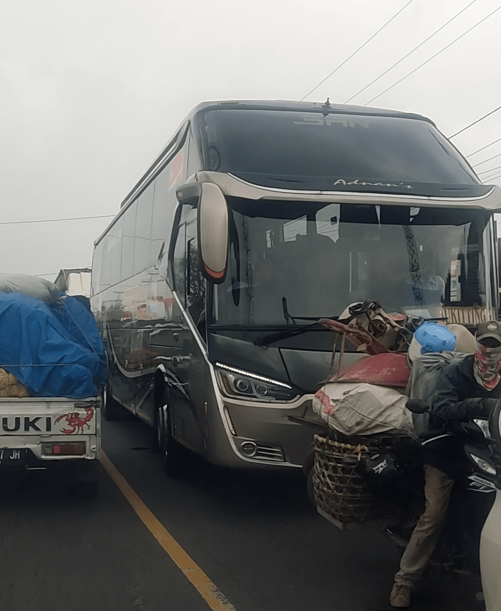 Truk Terguling, Akses Jalan Kepahiang-Curup Lumpuh Hingga 2 Kilometer 