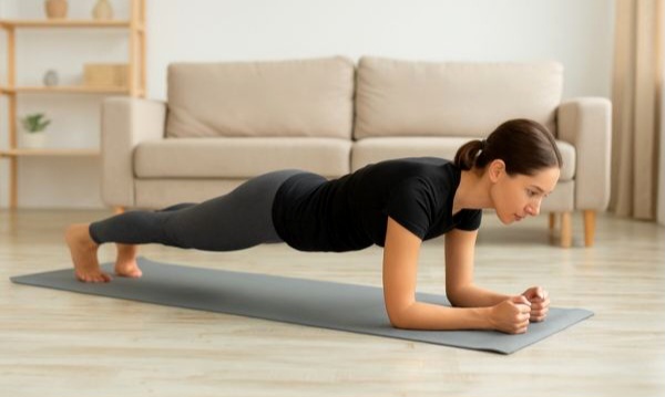  Plank Setiap Hari, Apa Benar Bisa Bikin Tubuh Lebih Langsing ?
