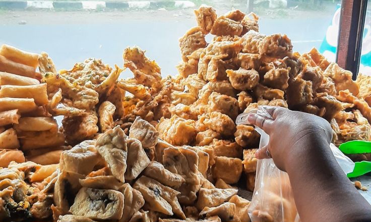  5 Risiko Kesehatan Akibat Terlalu Sering Makan Gorengan Saat Buka Puasa