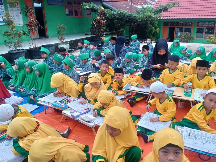 Roadshow Lomba Mewarnai di MIM 10 Sukses Digelar Ratusan Siswa Antusias