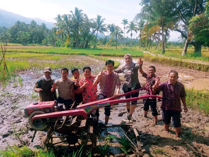 Kelompok Tani Terima Bantuan Hand Traktor