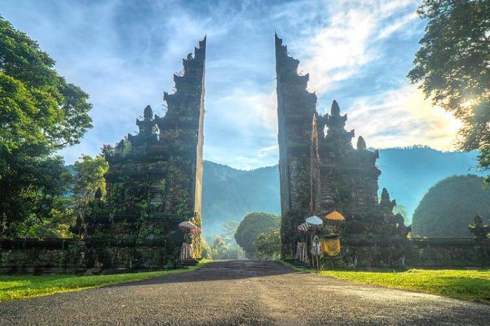 Mengenal Pura Mayura Lombok