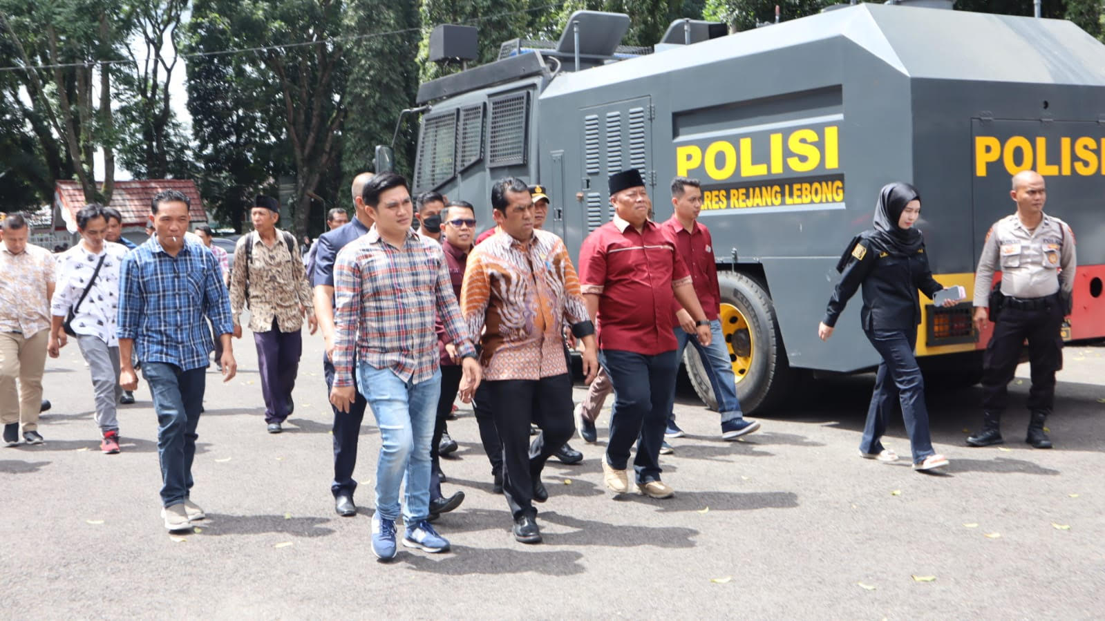 Dewan Temui Massa Demo Terkait Kelangkaan Pupuk