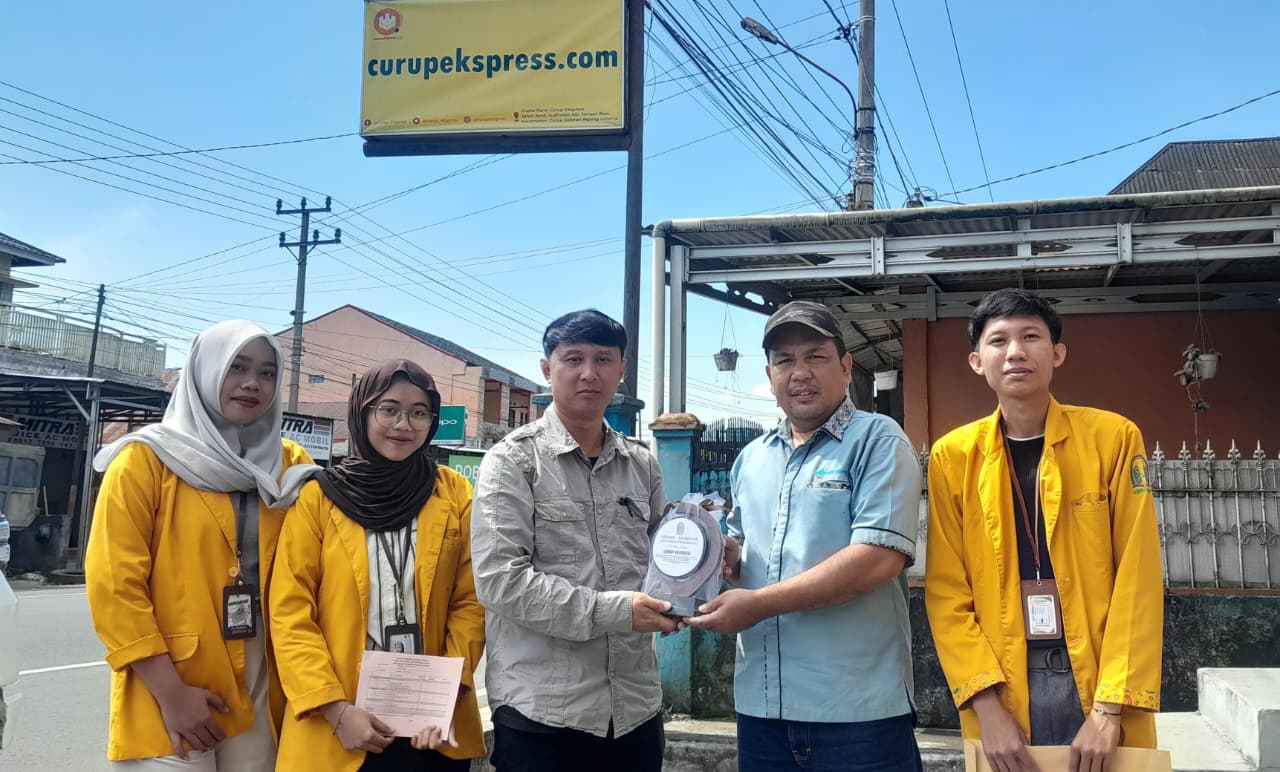 4 Mahasiswa Prodi KPI IAIN Curup Tuntaskan Magang di SKH Curup Ekspress 