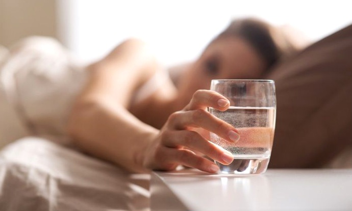  Bangun Tidur Langsung Minum Air Putih ? Ini Dampak Positifnya bagi Tubuh