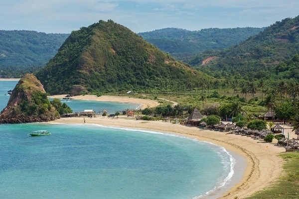 Membandingkan Keindahan Pantai Kuta Lombok 