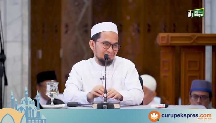 Pesan UAH Jangan Tinggalkan Dzikir Selesai Shalat